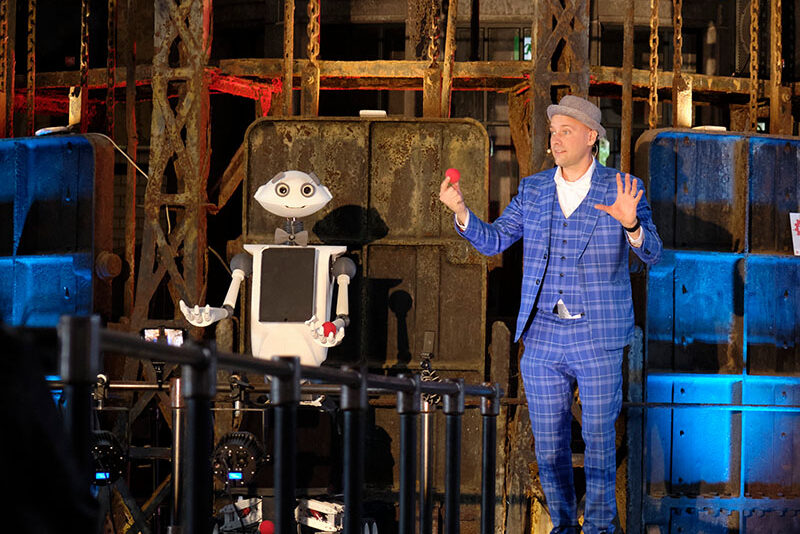 Event-Roboter Sparky und Magier Jean Olivier zaubern im Historischen Klärwerk Krefeld