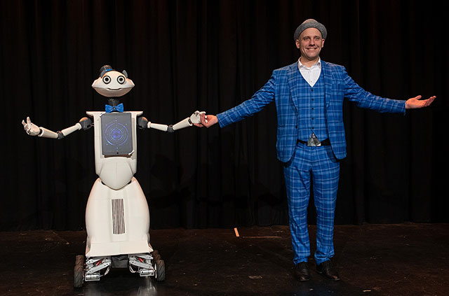 Magier Jean Olivier und Event Roboter Saprky verneigen sich vor Ihrem Publikum