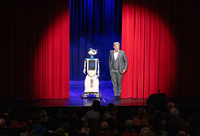 KI Roboter und Zauberer auf der Bühne im Forum Wasserturm Meerbusch