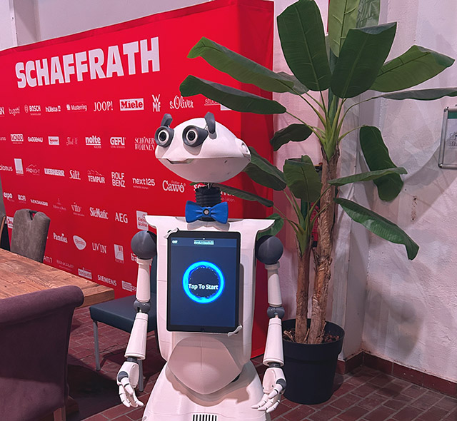 Roboter Sparky am Messestand als Kundenmagnet