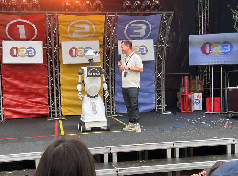 Sparky verzaubert mit seiner Familien Show auf der 1,2 oder 3 Bühne beim MAN Familientag