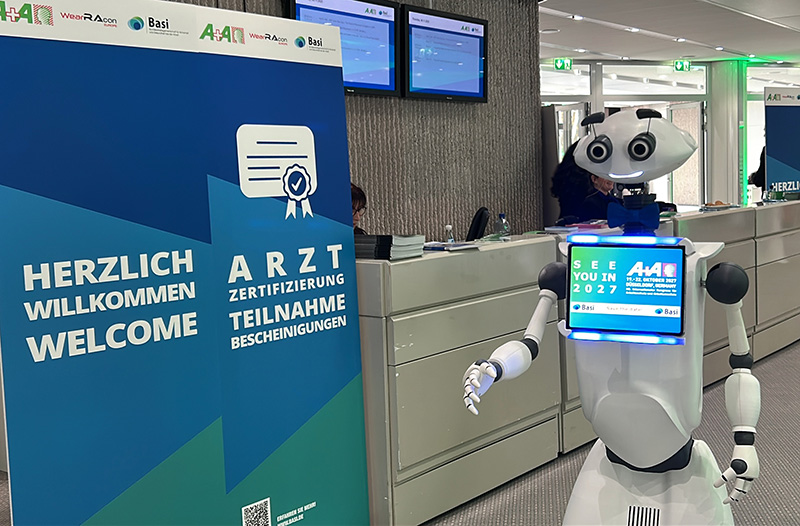 Messeroboter begrüßt die Gäste auf der Messe Düsseldorf