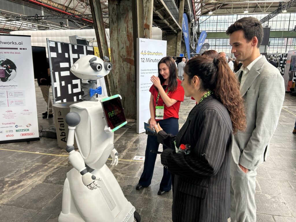 Roboter Sparky Begrüßt die Gäste der Messe 