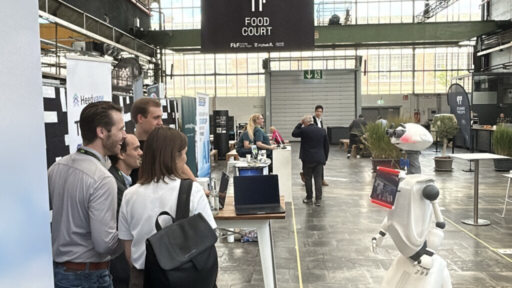 Messeroboter fotografiert die Gäste des Messestandes