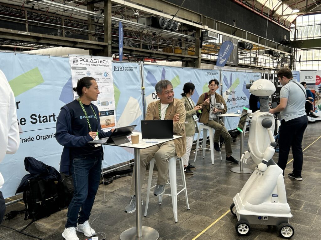 Internationale Gäste sind begeistert von Roboter Sparky