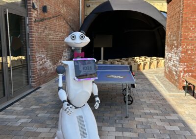 Roboter Sparky begrüßt die Telekom