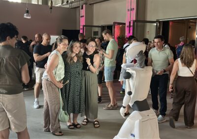 Foto Roboter Sparky hat Spaß mit dem Telekom Team