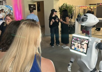 Foto Roboter Sparky fotografiert das Telekom Team